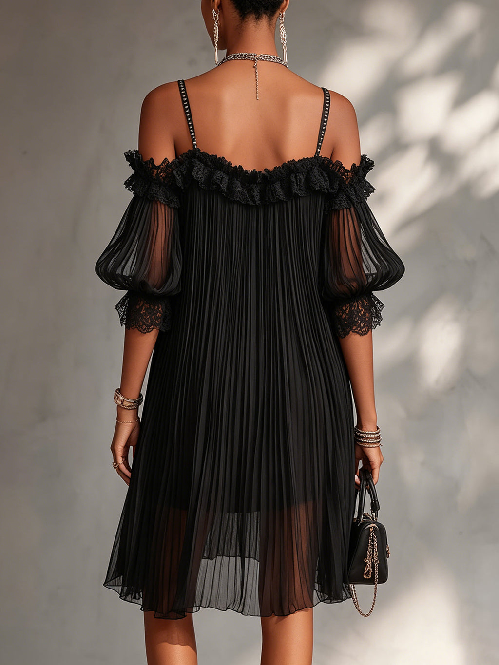 Vestido Victoria | Minivestido negro de muselina con hombros al aire y ribete de encaje