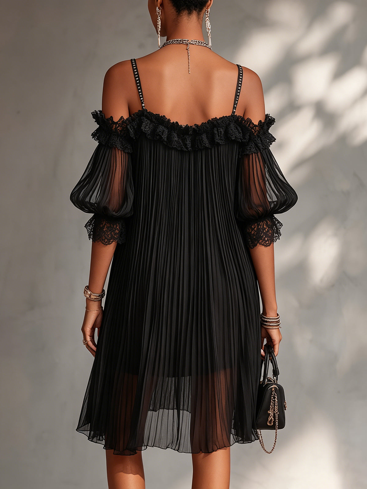 Vestido Victoria | Minivestido negro de muselina con hombros al aire y ribete de encaje